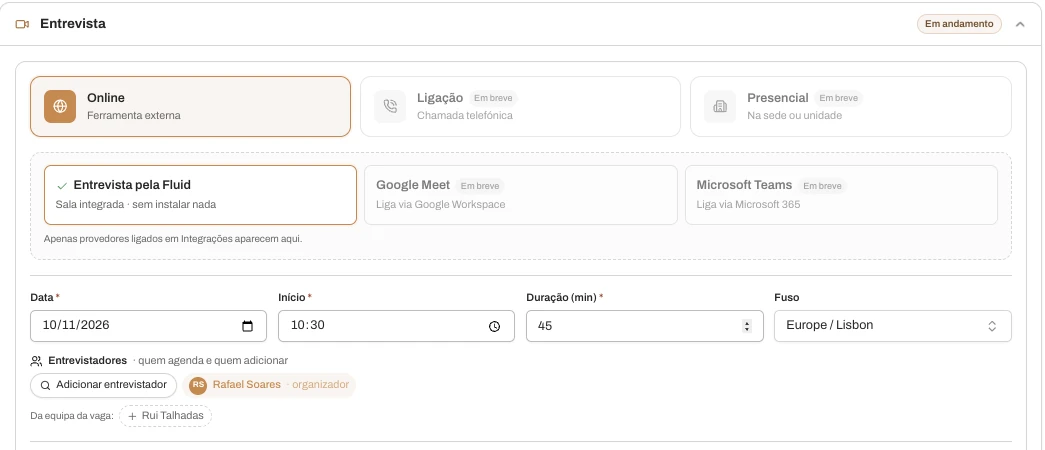 Etapa de entrevista na Fluid: modalidade online com a opção Entrevista pela Fluid selecionada, sala integrada sem instalar nada, campos de data, início, duração e fuso, e a lista de entrevistadores